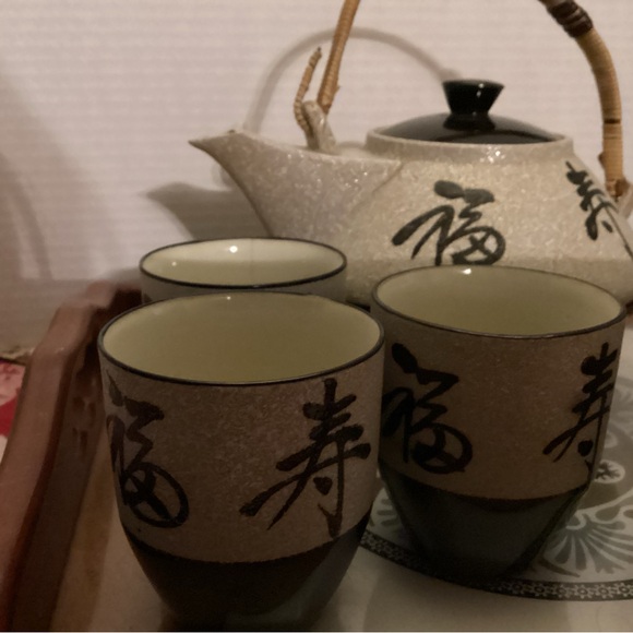 Sake set , warm sake . Tea pot and cups . These are nice . - Picture 5 of 5